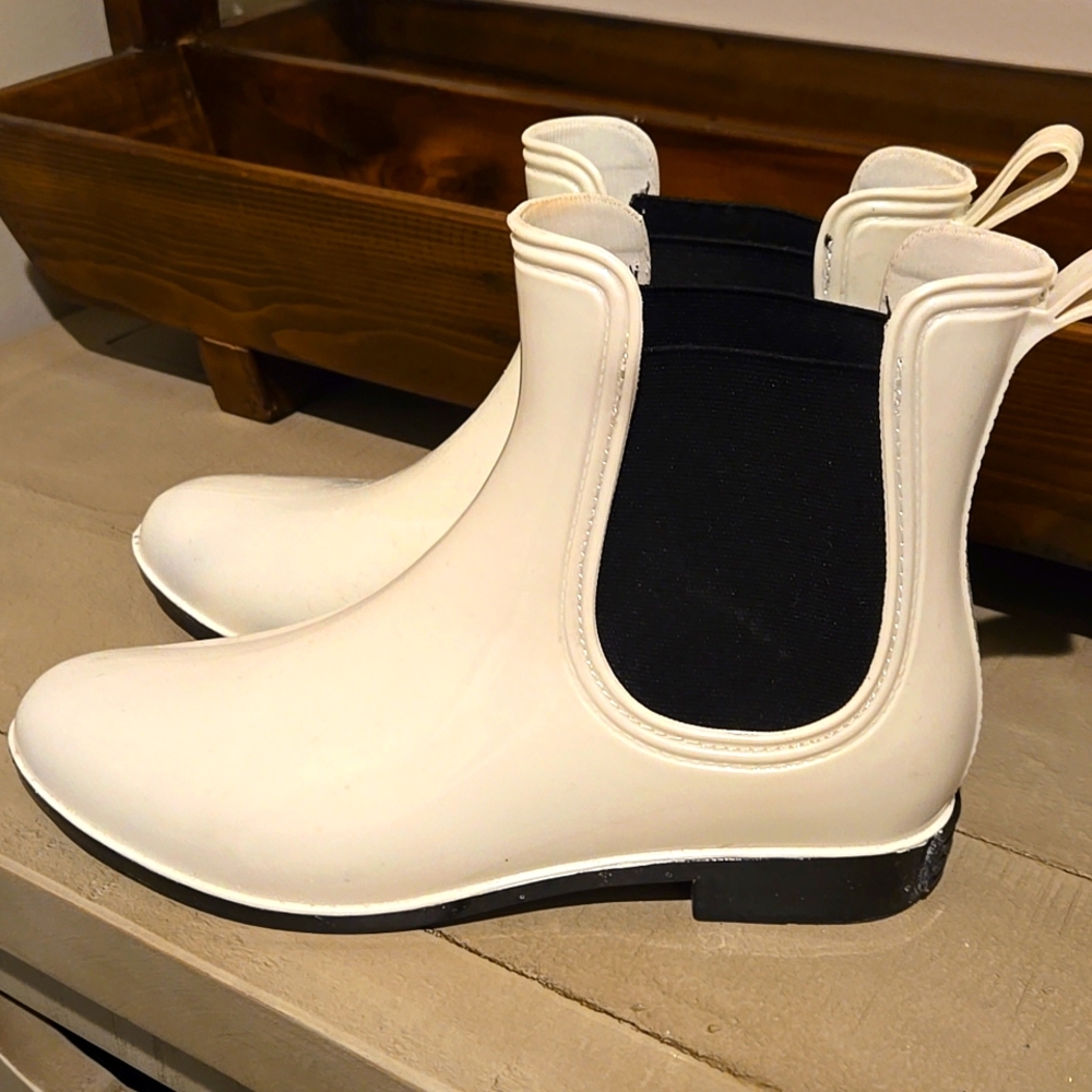 Seven7 white and black rain boots size 9